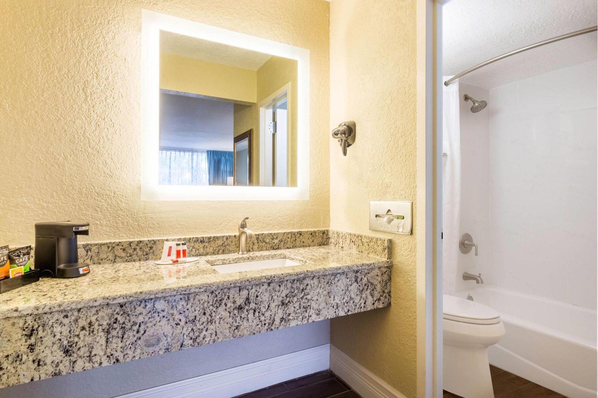 Howard Johnson By Wyndham Lakeland